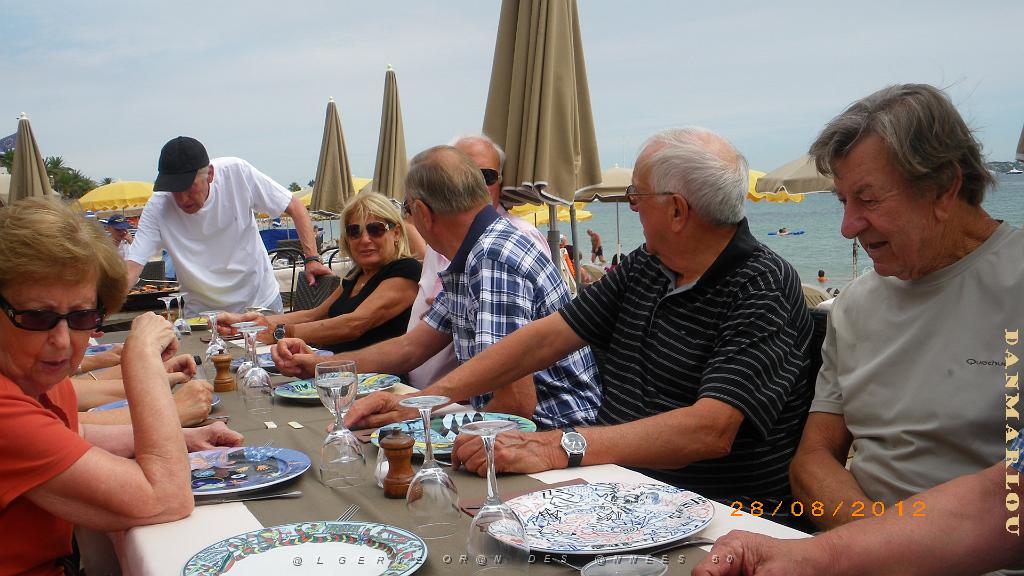 amis autour de la paella.JPG